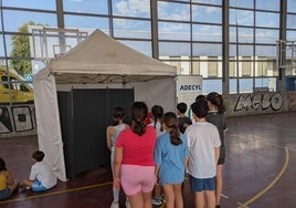 Niños del colegio Elvira Lindo esperando a pasar el test