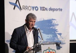 Sarbelio Fernández, alcalde de Arroyo de la Encomienda dando la bienvenida a los deportistas