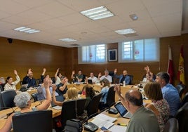 Los concejales votando uno de los puntos del dia