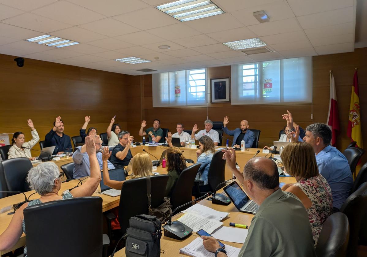 Los concejales votando uno de los puntos del dia