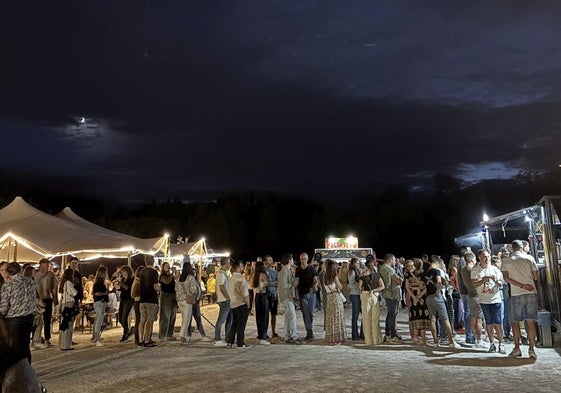 Hasta la madrugada hubo colas en las food trucks instaladas en el Socayo