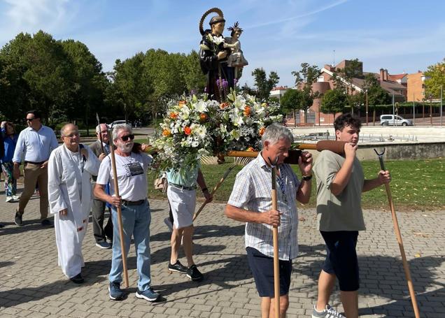 Los feligreses trasladaron las imágenes a hombros