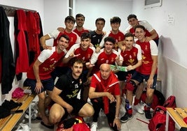 Los del Unión Arroyo celebrando el triunfo en el vestuario