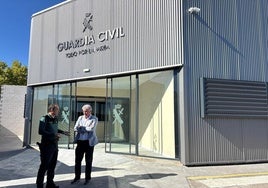 El coronel Andrés Manuel Velarde y el alcalde Sarbelio Fernández durante el encuentro para la firma