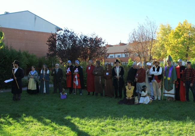 Los socios de Descubriendo Arroyo caracterizados para la ruta teatralizada