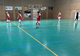 Los jugadores de Arroyo durante una jugada del partido disputado en León