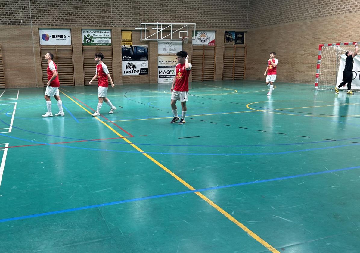 Los jugadores de Arroyo durante una jugada del partido disputado en León