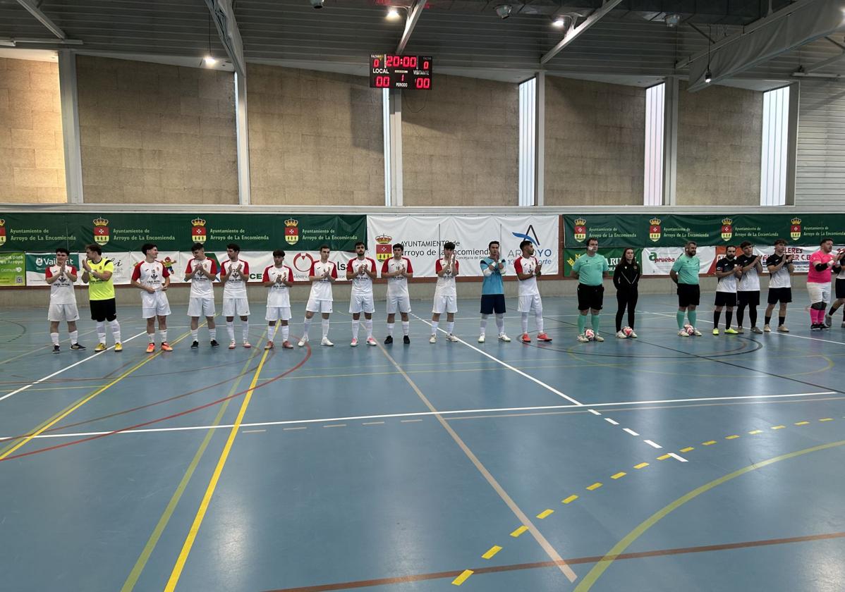 El equipo dle Unión Arroyo saludando a la grada