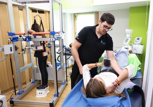 Un fisioterapeuta de ADECYL atiende a una de las socias