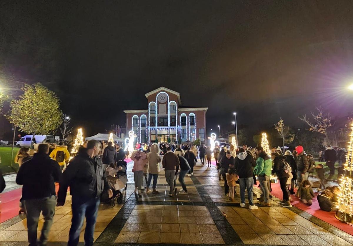 La Plaza España de Arroyo brilló durante el encendido inaugural navideño