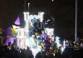 El rey Baltasar tira caramelos a los niños arroyanos