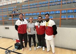 Los karatecas participantes, junto con el entrenador Héctor Román (segundo por la derecha),