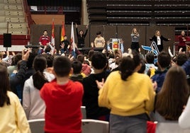 Alumnos y profesores interpretaron un himno por la paz inclusivo