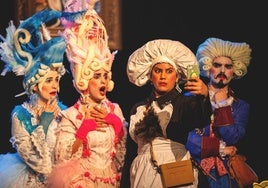 La puesta en escena combina la teatralidad clásica con una estética gótica y fantasía al estilo de Tim Burton.