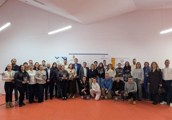 Foto de familia de la corporación municipal con los empresarios y emprendedores galardonados