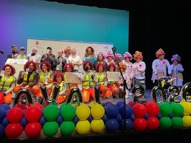 Foto de familia de las chirigotas participantes, con el jurado y miembros de la corporación municipal