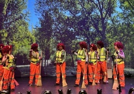 Las chirigotas participantes pusieron la nota de color y humor en el escenario de la Casa de la Música y el Teatro de Arroyo de la Encomieda