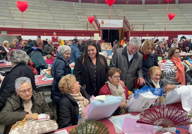 El alcalde, Sarbelio Fernández y la concejal Ana Sánchez recorrieron las mesas para ver las labores de las bolilleras
