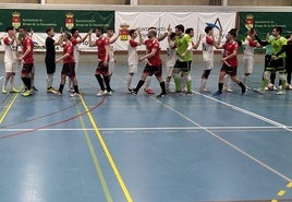 Los dos equipos saludándose durante el encuentro