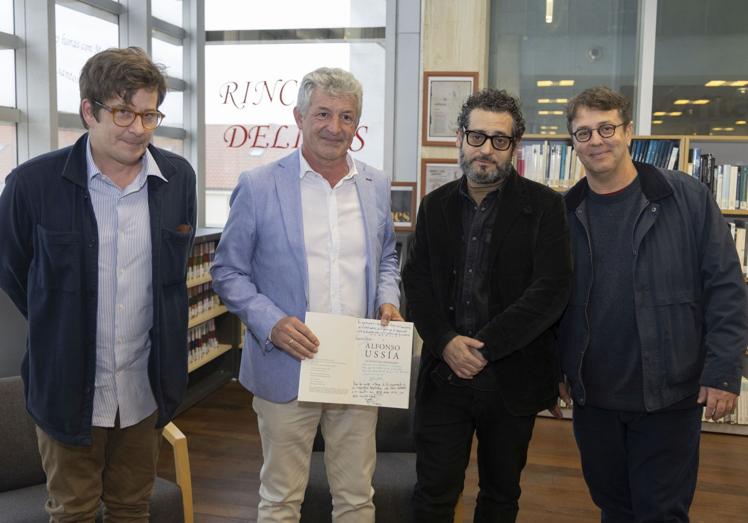 Alfonso J. Ussía, Sarbelio Fernández, alcalde de Arroyo; Julio Valdeón y Fernando Palmero, en la biblioteca municipal de Arroyo.
