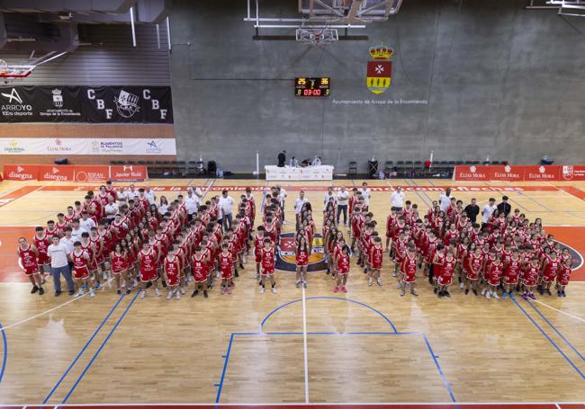 Instalaciones del polideportivo La Vega, con la plantilla del Club de Baloncesto La Flecha