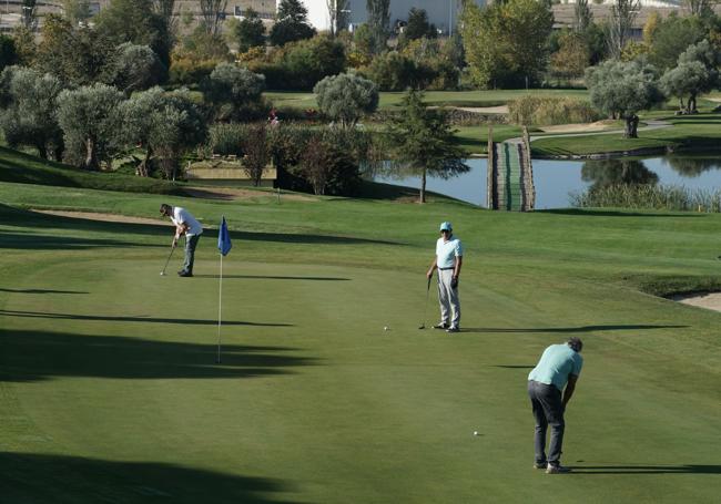 Jugadores en el campo de golf Sotoverde, de Arroyo de la Encomienda