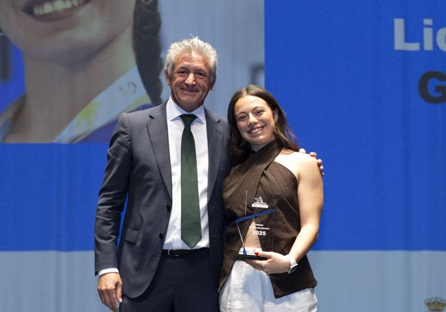 Lidia Mateo recogiendo su premio de manos del alcalde Sarbelio Fernández