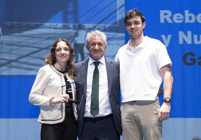 La deportista Rebeca Cubero, el alcalde Sarbelio Fernández y el técnico Cristian Cabero del Club Frontenis La Flecha