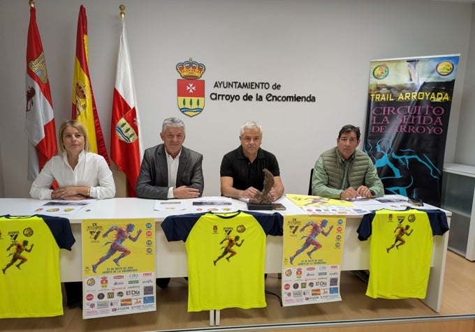 La concejal de Educación y Deportes, Sandra González; el alcalde de Arroyo de la Encomienda, Sarbelio Fernández Pablos; el presidente de La Senda de Arroyo, Sebastián Nogales y el director de la carrera, Javier Cortés; durante la presentación de La Aroyada