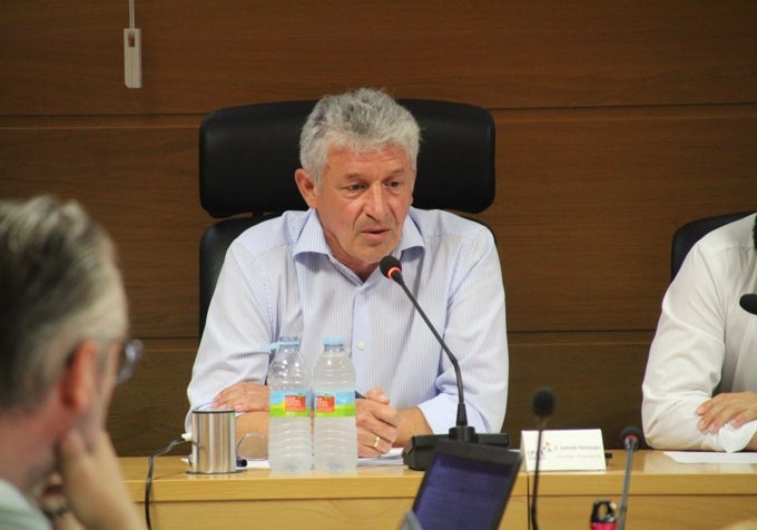 Sarbelio Fernández, alcalde de Arroyo, durante el pleno de este viernes