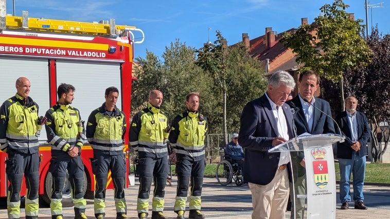 Arroyo se convierte en escaparate del nuevo camión de bomberos de la Diputación