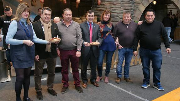 Autoridades locales de Arroyo y organizadores inauguraron la Feria Gallega de Arroyo esta mañana. 