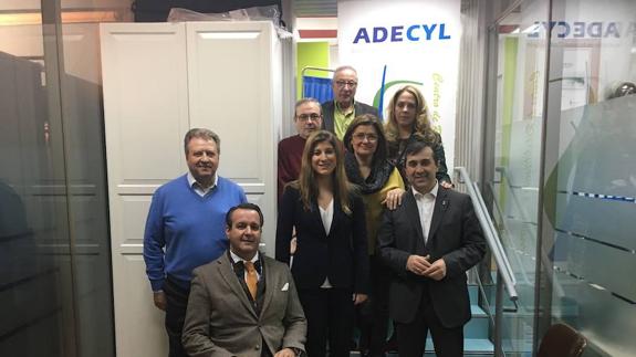 Ignacio Tremiño y Raquel Alonso visitan en Arroyo la sede de la asociación Adecyl