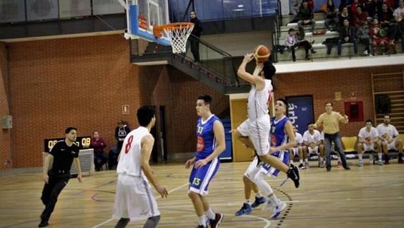 Arturo Sarmiento entra a canasta con Roberto Gonzñalez atento al fondo. 