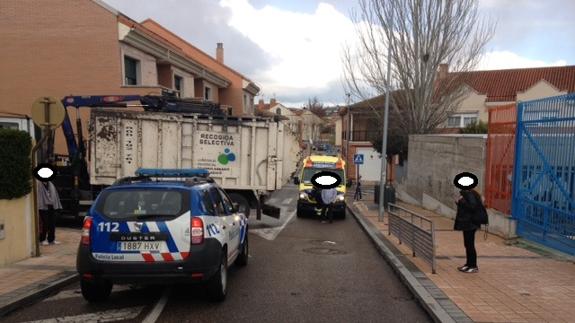 El camión que atropelló a la joven permaneció estático hasta que la Policía Local de Arroyo terminó las diligencias. 