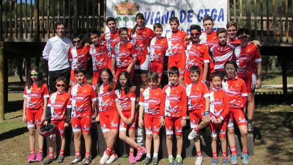 Juan Carlos Domíngez con los chavales de la Escuela Ciclista de Arroyo. 