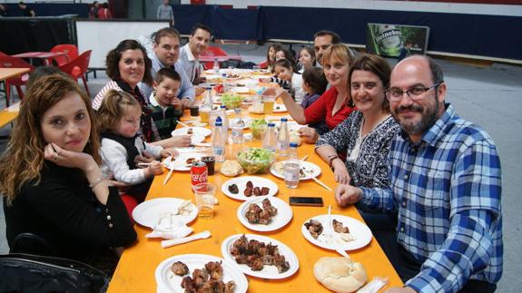Vecinos de Arroyo disfrutando de los pinchos de lechazo. 