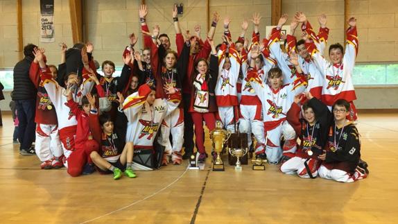 Jugadores del Hockey Arroyo celebrando el triunfo en Francia. 