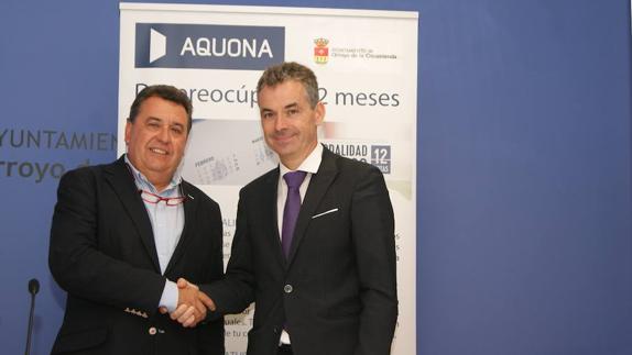 El alcalde de Arroyo, José Manuel Barrio, acompañado de Jesús Mª Garcáa del Valle, Director territorial de Castilla y León de la empresa Aquona. 