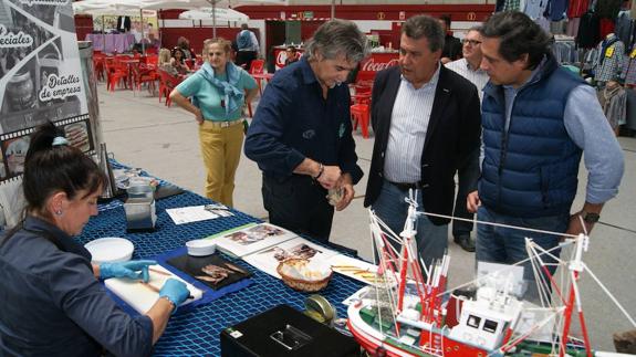 El alcalde de Arroyo, José Manuel Barrio, y el Director Comercial de El Nrte de Castilla, Manuel Salgado, en el puesto de anchoas sobadas a mano de Laredo. Jota de la Fuente