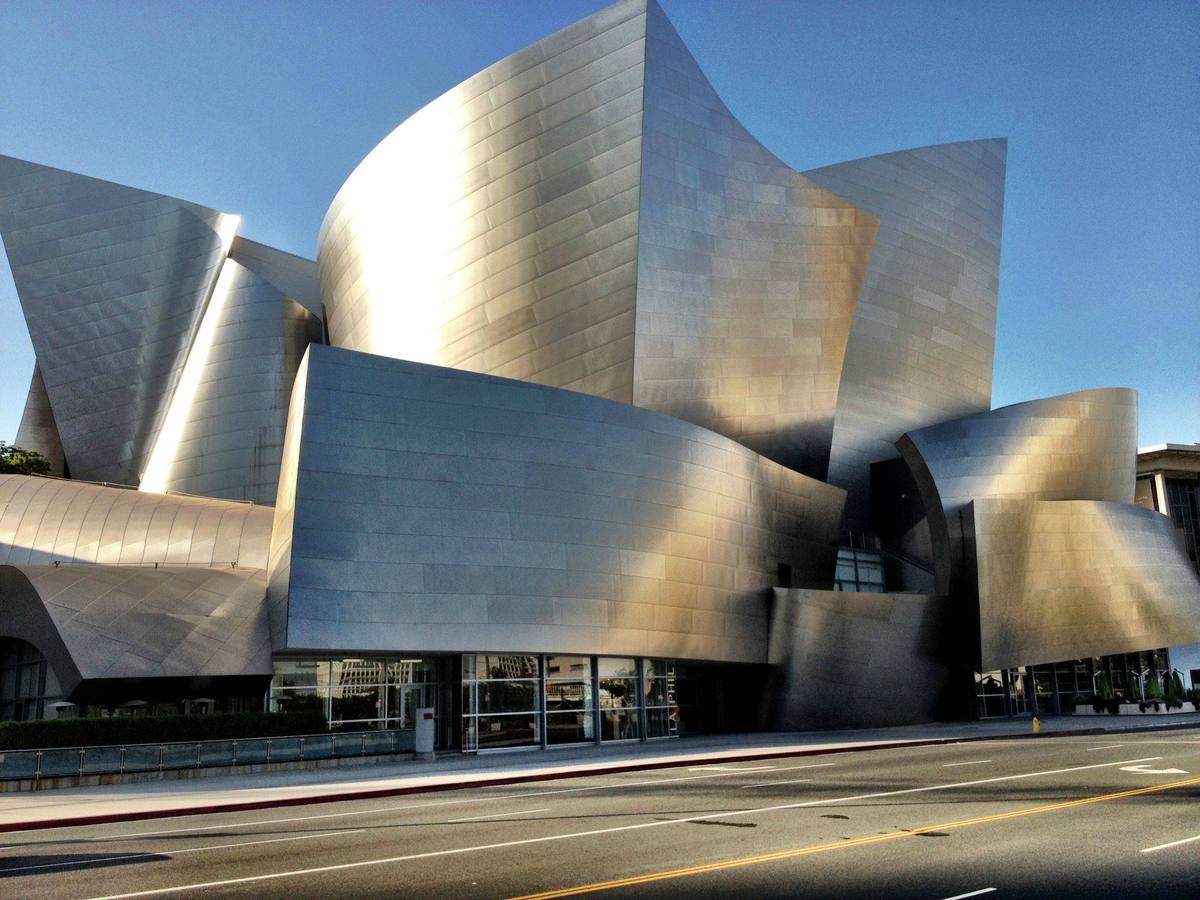 Walt Disney Concert Hall. Walt Disney Concert Hall es la cuarta sala de conciertos del Centro de Música de Los Ángeles.