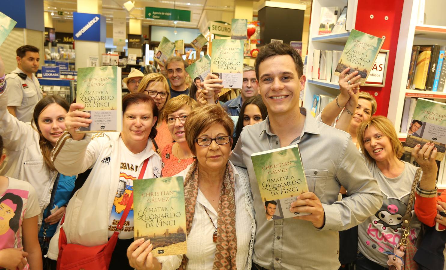 Christian Gálvez firma libros en la librería de El Corte Inglés