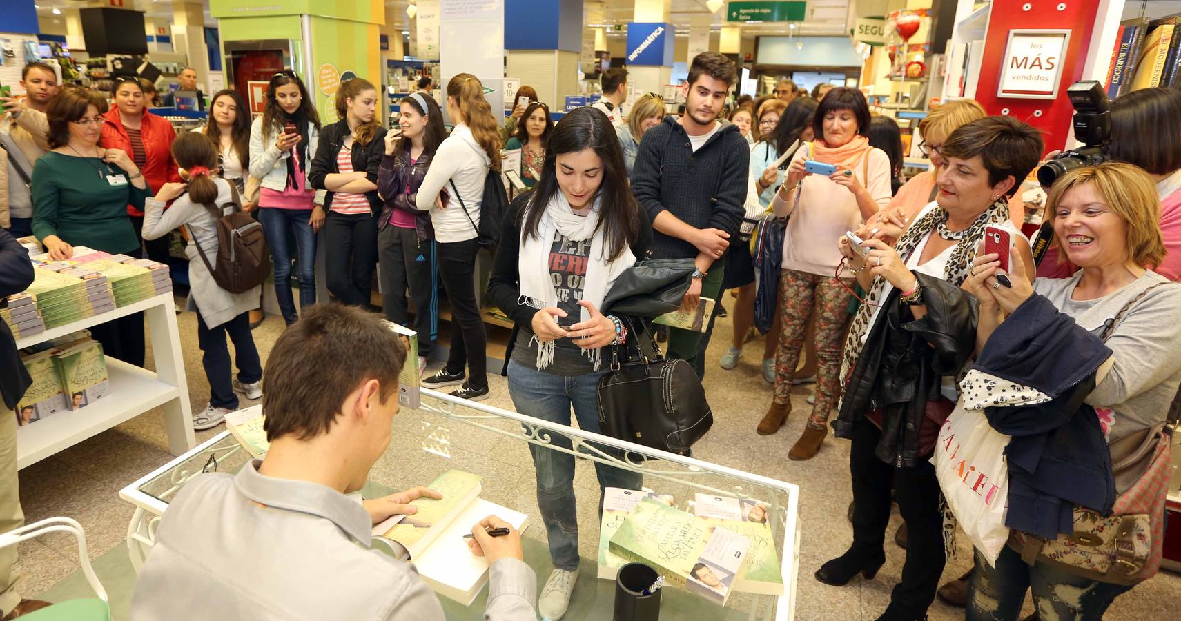 Christian Gálvez firma libros en la librería de El Corte Inglés