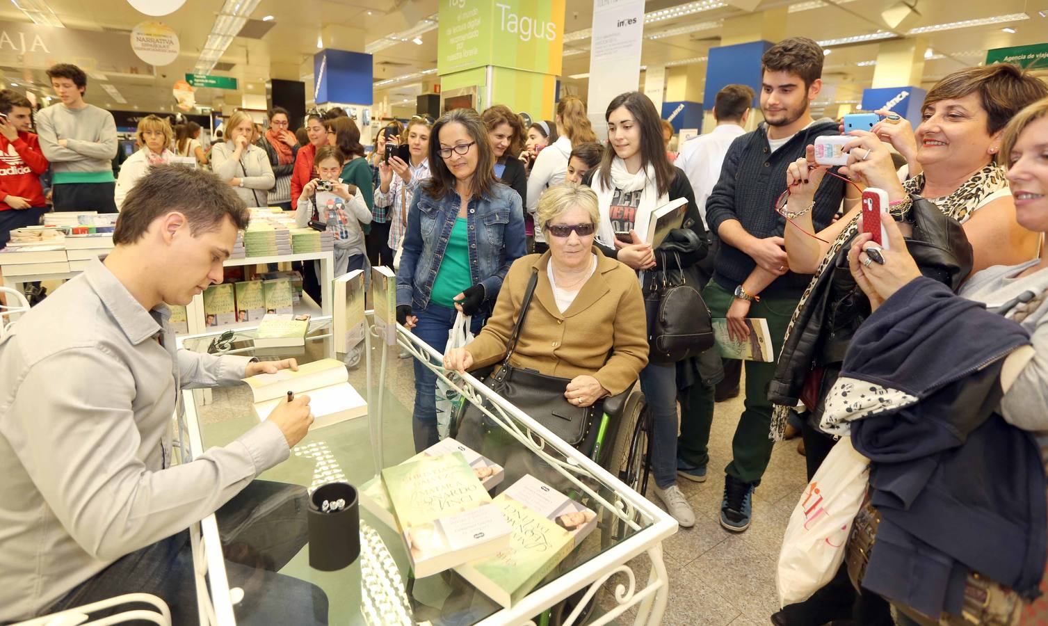 Christian Gálvez firma libros en la librería de El Corte Inglés