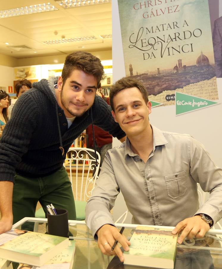 Christian Gálvez firma libros en la librería de El Corte Inglés