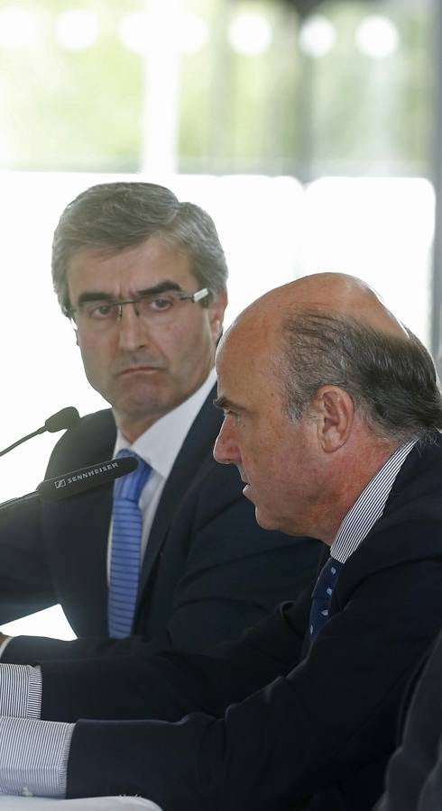 El ministro de Economía, Luis de Guindos en el Foro Empresarial de El Norte en Valladolid (2/2)