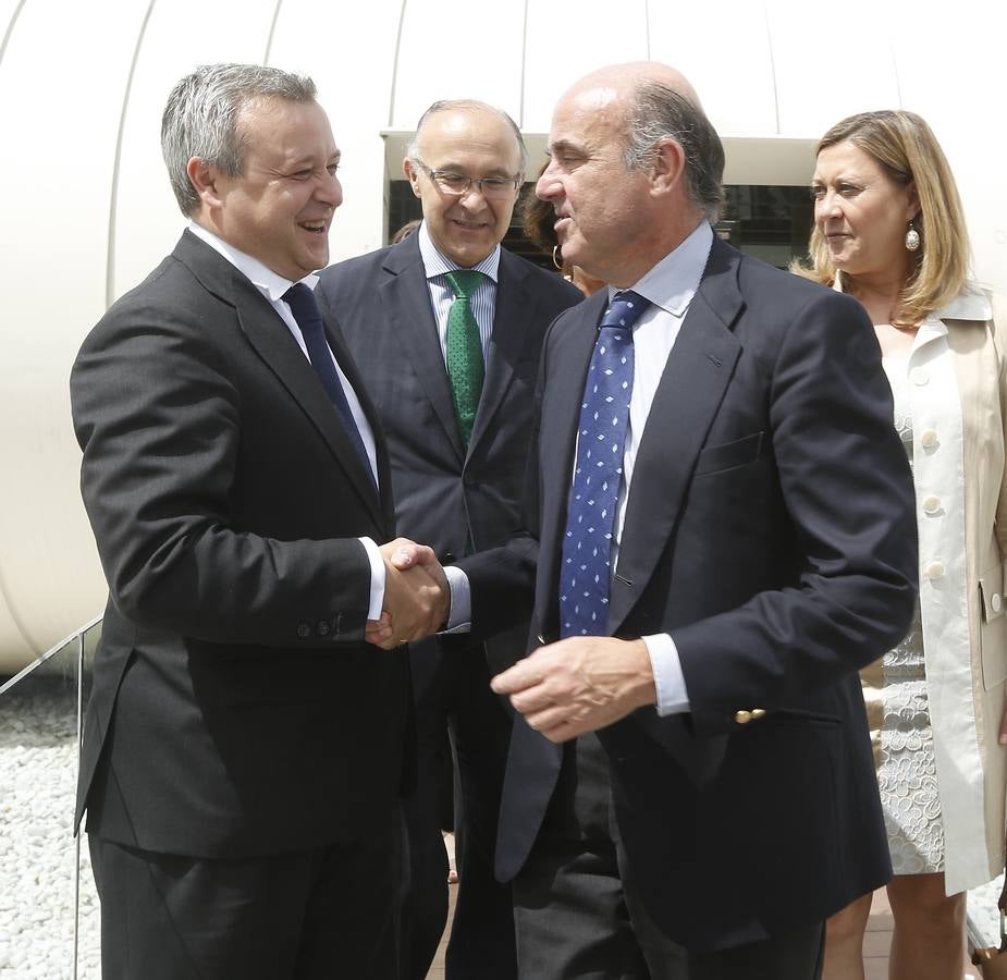 El ministro de Economía, Luis de Guindos en el Foro Empresarial de El Norte en Valladolid (2/2)