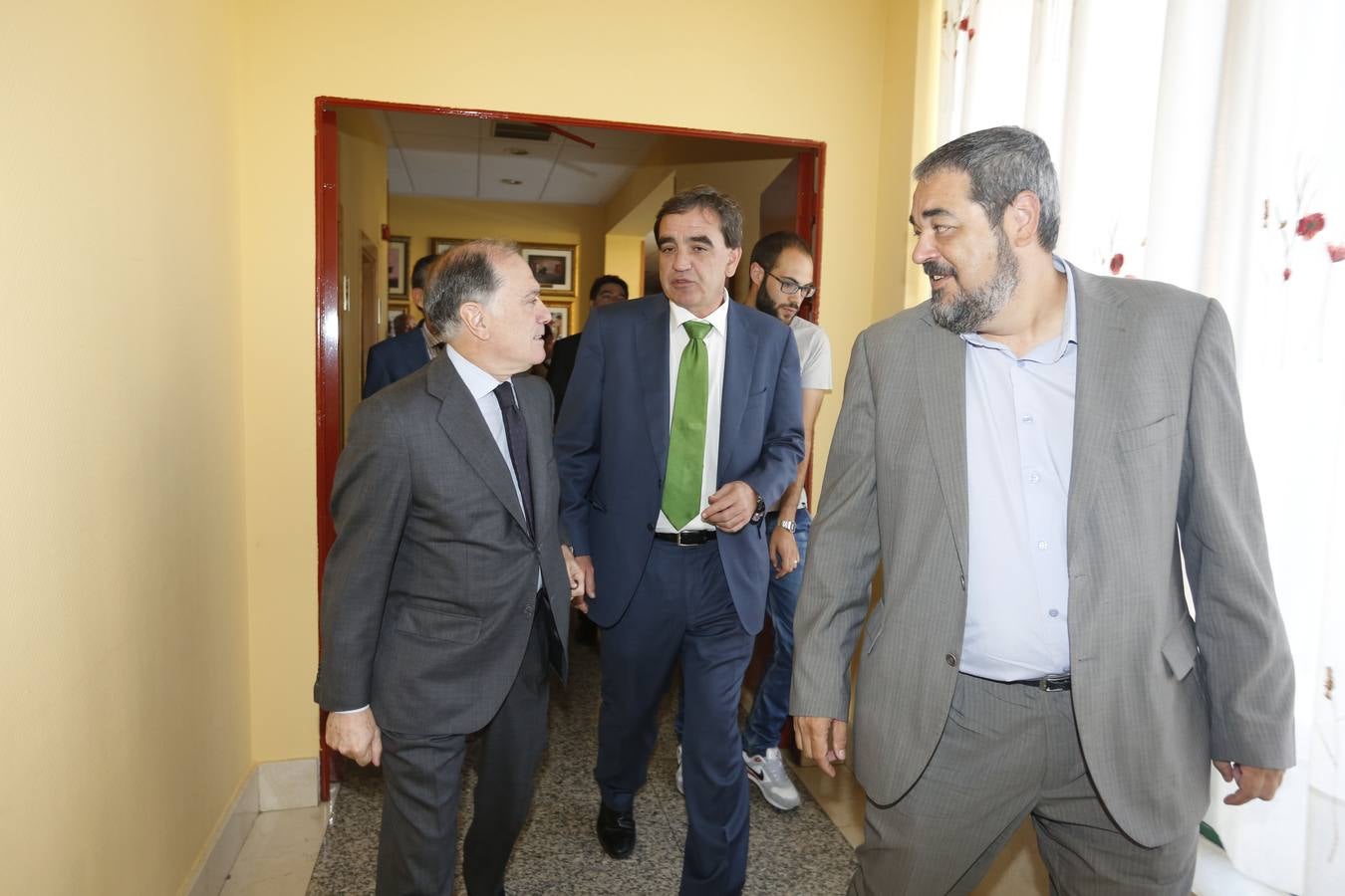 El consejero Tomás Villanueva, el director general de El Norte, Ignacio Pérez y Carlos Aganzo, director del periódico.
