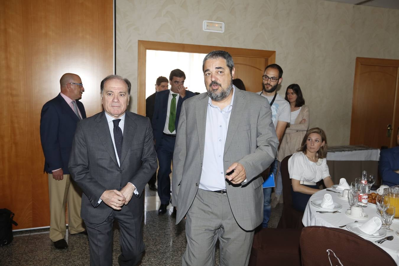 El consejero Tomás Villanueva y el director del diario, Carlos Aganzo. Atrás, el director general de El Norte de Castilla, Ignacio Pérez.