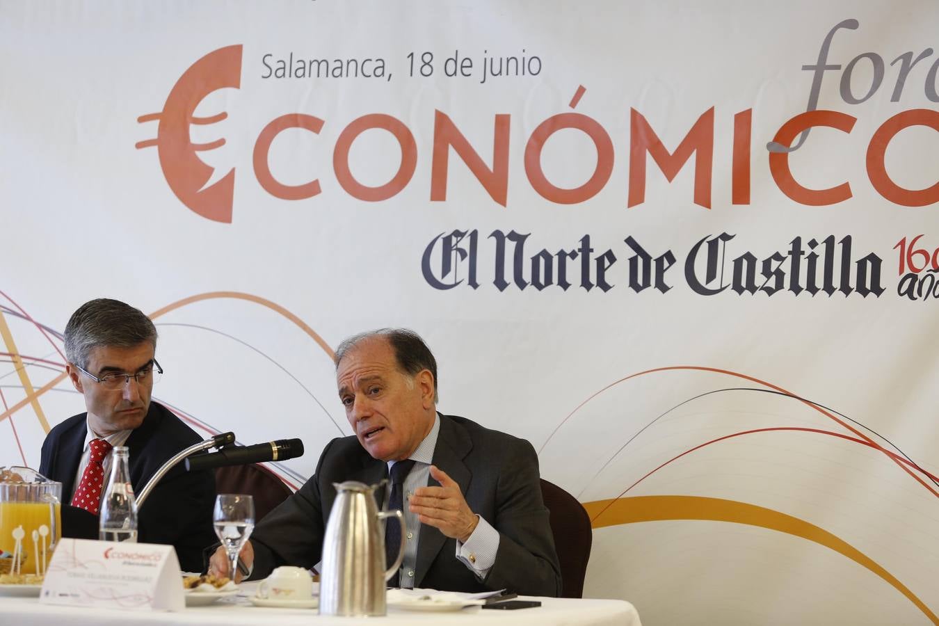 El consejero de Economía y Empleo, Tomás Villanueva (derecha), junto al subdirector de El Norte, José Ignacio Foces, en el Foro Económico de El Norte celebrado en Salamanca